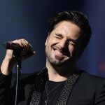 El cantante David Bustamante durante su actuación en el concierto "Dial Únicas", organizado por Cadena Dial, este lunes en el Teatro Coliseum de Madrid.