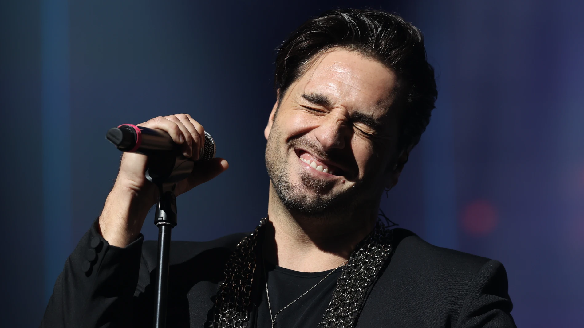 El cantante David Bustamante durante su actuación en el concierto "Dial Únicas", organizado por Cadena Dial, este lunes en el Teatro Coliseum de Madrid.