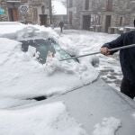 Un hombre retiraba el pasado lunes la nieve de su vehículo en O Cebreiro, Lugo