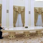 En las reuniones de Putin con Macron y con Scholz, que tuvieron lugar para buscar una “desescalada” en el conflicto con Ucrania, este mueble ha sido el “otro protagonista”.