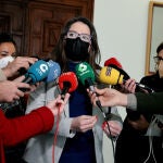 La vicepresidenta y consellera de Igualdad y Políticas Inclusivas, Mónica Oltra, atiende a los medios de comunicación