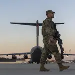 Miembros de la 82 División Aerotransportada del Ejército de los EE. UU. caminan sobre la pista en Pope Field antes del despliegue a Polonia desde Fort Bragg, en EEUU