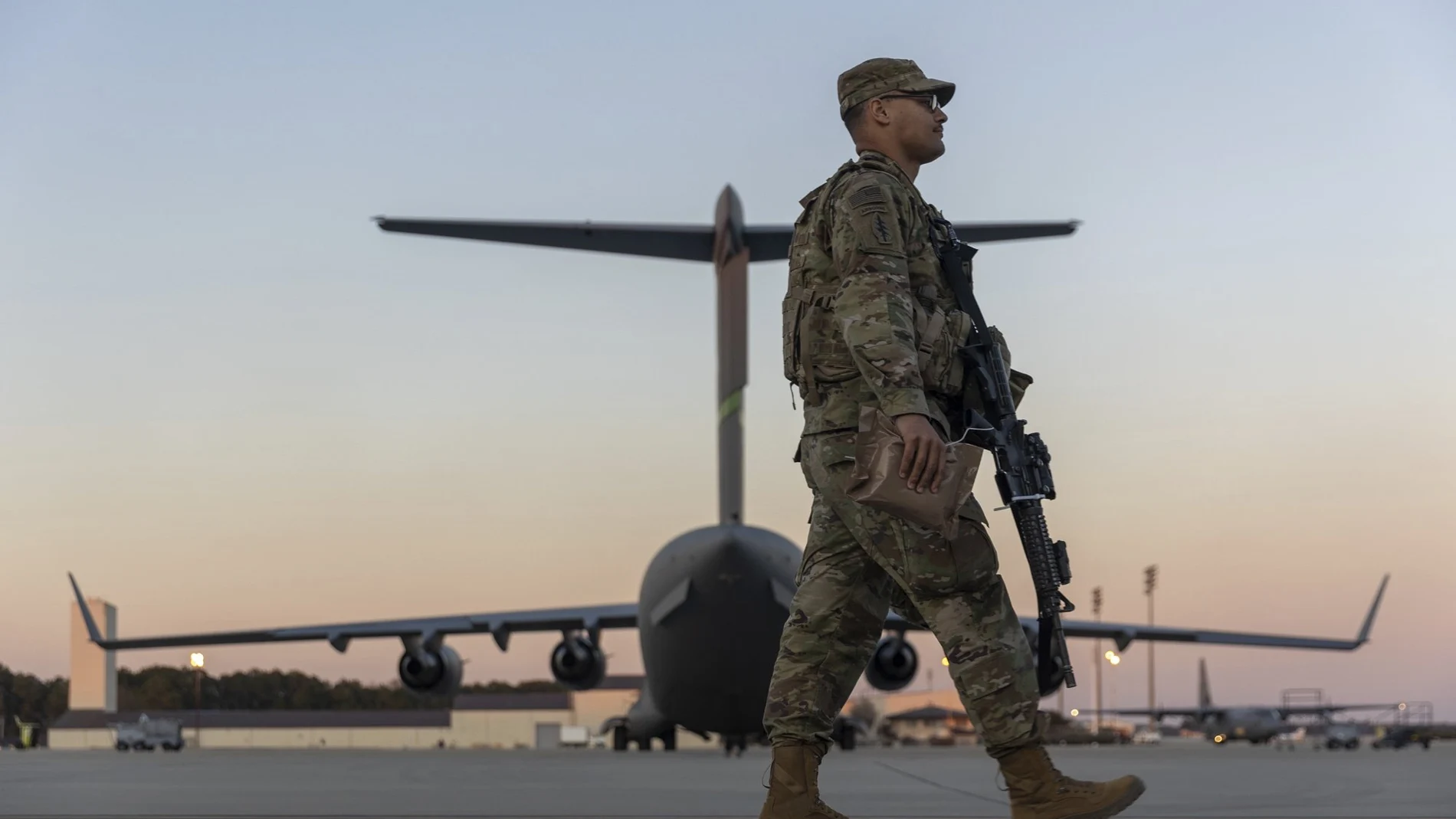 Miembros de la 82 División Aerotransportada del Ejército de los EE. UU. caminan sobre la pista en Pope Field antes del despliegue a Polonia desde Fort Bragg, en EEUU