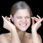 Mujer poniéndose unos tapones
