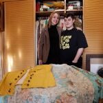 Laura (d) y Alicia (i) son pareja desde hace casi dos años y ambas sienten pasión por las Fallas