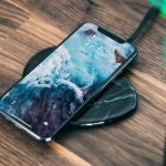 Un iPhone sobre una base de carga inalámbrica.