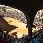 Panorámica del coso taurino que se monta en la Plaza Mayor de Ciudad Rodrigo durante una capea