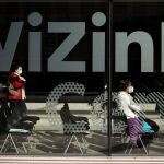 Varias personas esperan su turno en el WiZink Center