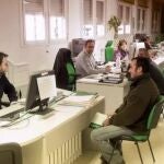 Agricultores atendidos por funcionarios en una oficina comarcal agraria