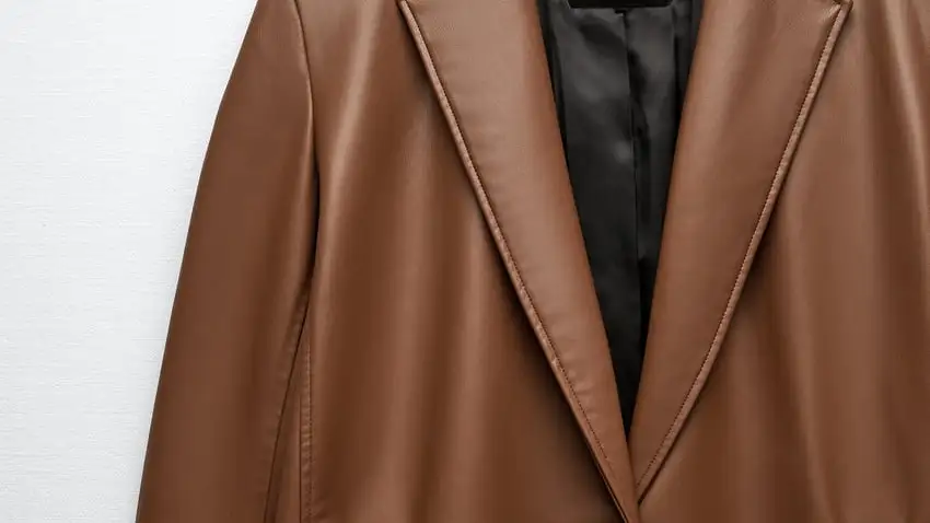 Gabardina efecto piel.