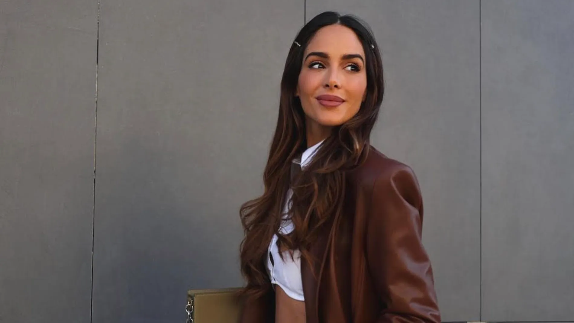 Rocío Osorno con gabardina de Zara.