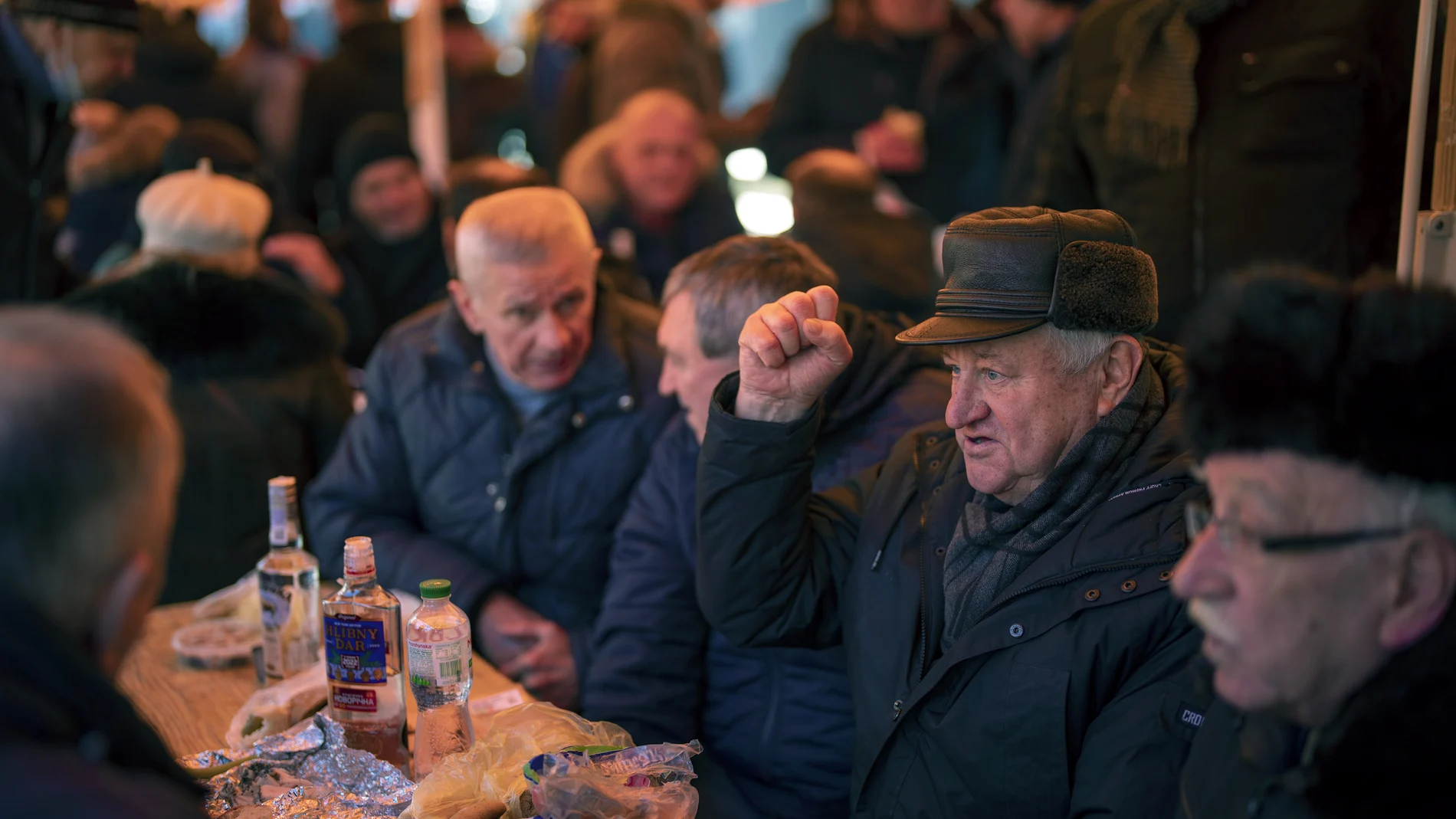 Un grupo de ucranianos en un bar (AP Photo/Emilio Morenatti)