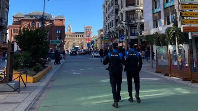 Patrullas de policía a pie por las calles de León