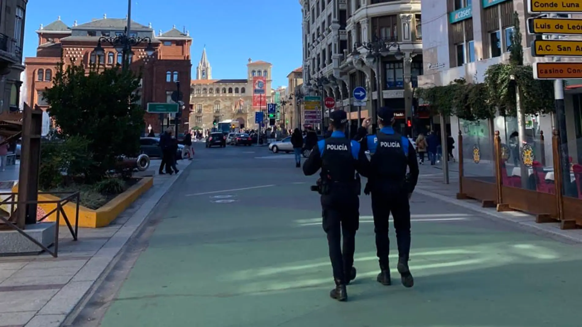 Patrullas de policía a pie por las calles de León