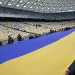 Una bandera de 200 metros se desplegó ayer en Kiev