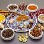 Ras el Hanout, exótica especia de lujo. Ingredientes para la preparación de mezclas de especias orientales en recipientes de cerámica.