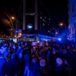 Un grupo de personas se manifiestan en apoyo a la presidenta de la Comunidad de Madrid, Isabel Díaz Ayuso, frente de la sede del Partido Popular en la calle Génova
