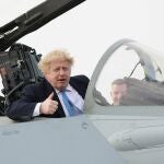 El «premier» Boris Johnson se sube a los mandos de un caza de la Royal Air Force