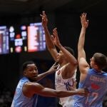 Tavares, acosado por la defensa del Leche Río Breogán en el partido de cuartos de final