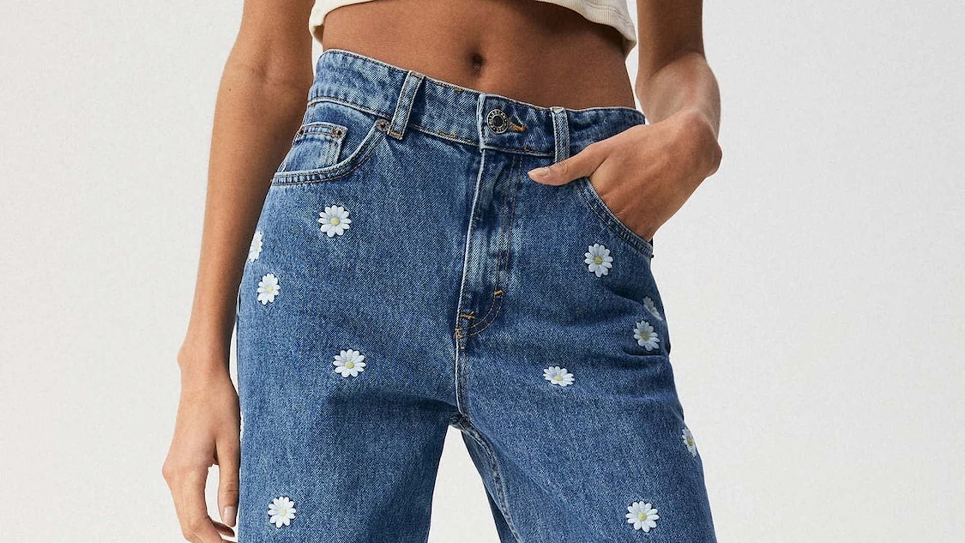 Imagen del vaquero con estampado de margaritas de 2022.