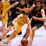 Marcelinho tiene dificultades para controlar el balón en presencia de Vives