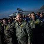Pilotos y personal de la base aérea junto a un avión Eurofighter Typhoon durante la primera jornada de las tareas conjuntas de protección mejorada del espacio aéreo (Air Policing) de las Fuerzas Aéreas de Bulgaria y España
