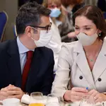 La ministra de Industria, Comercio y Turismo, Reyes Maroto (d), conversa con el ministro de Presidencia, Félix Bolaños, durante su asistencia a un desayuno organizado por Nueva Economía Forum