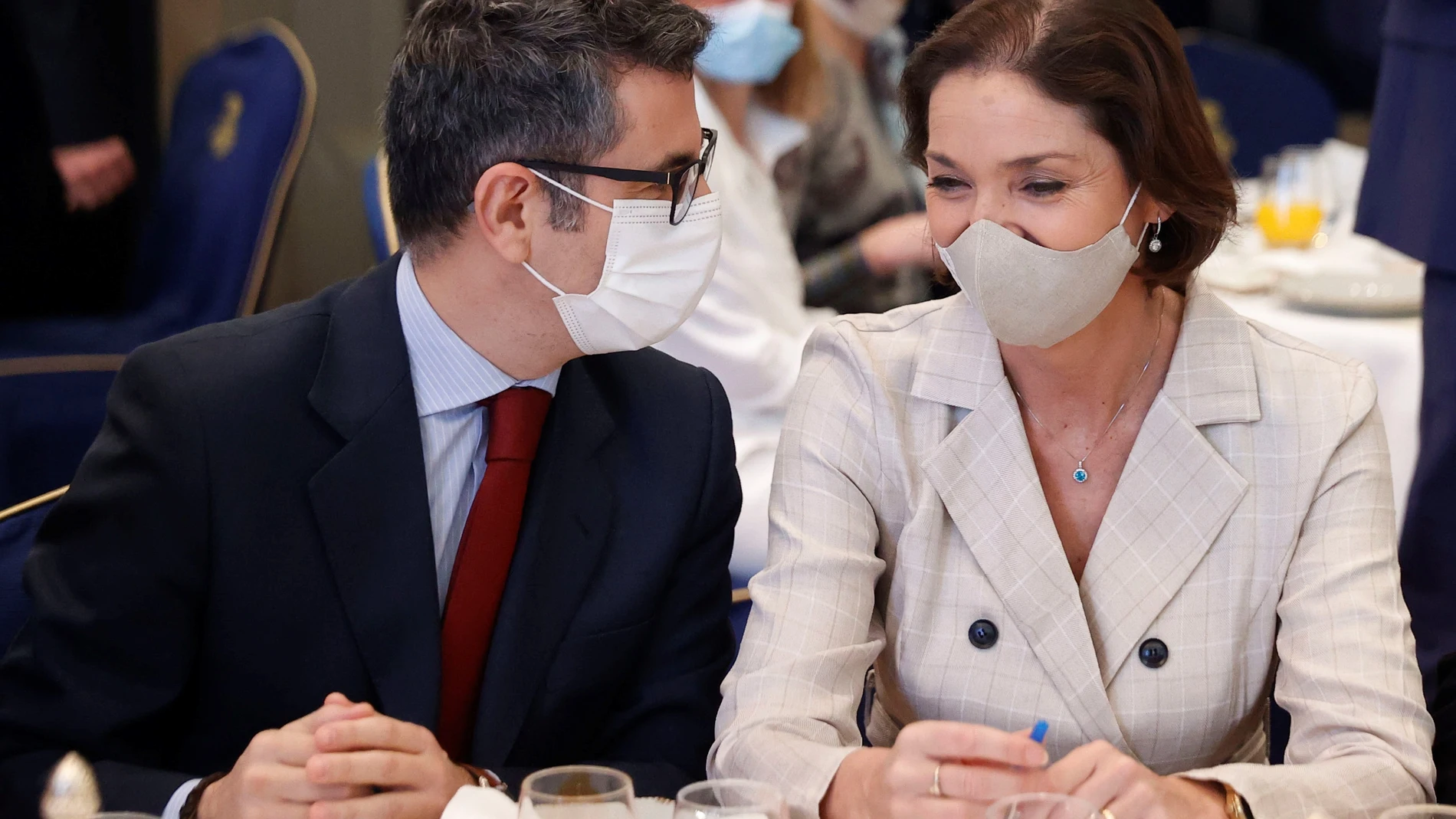 La ministra de Industria, Comercio y Turismo, Reyes Maroto (d), conversa con el ministro de Presidencia, Félix Bolaños, durante su asistencia a un desayuno organizado por Nueva Economía Forum