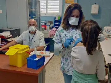Vacunación pediátrica en un centro de salud sevillano Vacunación pediátrica en un centro de salud sevillano