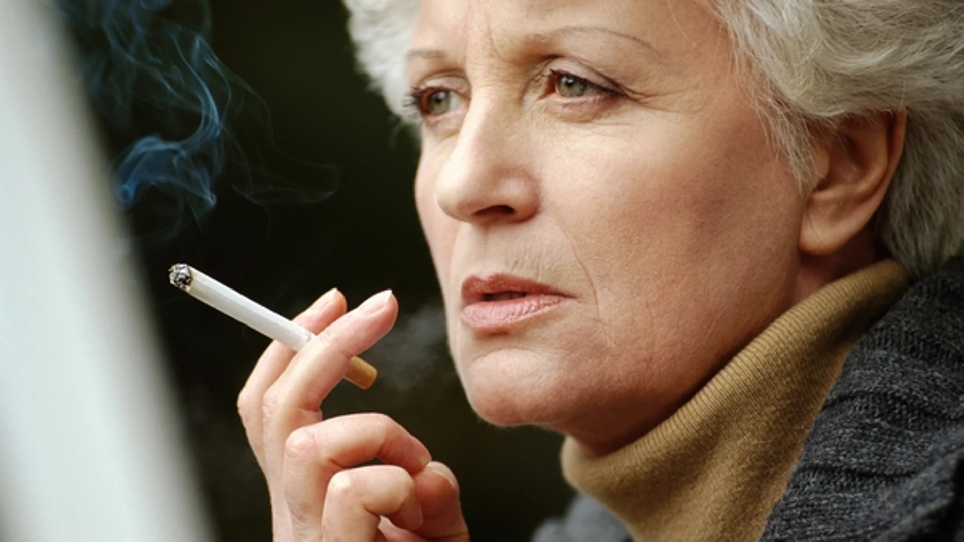 Mujer fumando un cigarrillo