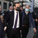 El líder del PP, Pablo Casado (c), a su llegada a una entrevista radiofónica, a 18 de febrero de 2022, en Madrid (España). Casado reaparece en esta entrevista tras agravarse la guerra interna con la presidenta de la Comunidad de Madrid, y después de que la dirección nacional del PP anunciara la apertura de un expediente informativo. La tensa situación entre Génova y Sol estalló el pasado 16 de febrero cuando comenzaron los rumores sobre un presunto espionaje en nombre de la Empresa Municipal de la Vivienda del Consistorio de investigar al hermano de la presidenta para intentar acreditar el posible cobro de comisiones a cambio de contratos públicos. 18 FEBRERO 2022;CASADO;GUERRA;PP;RADIO;COPE;PP Eduardo Parra / Europa Press 18/02/2022
