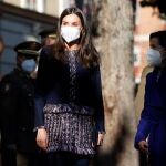 MADRID, 18/02/2022.- La reina Letizia es recibida por la ministra de Defensa, Margarita Robles (d), a su llegada a una reunión de trabajo con motivo del 150 aniversario del Patronato de Huérfanos del Ejército de Tierra, este viernes en Madrid. EFE/Javier Lizón