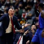 Jasikevicius, en un gesto habitual en el banquillo, se dirige a Hayes-Davis