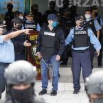 Autoridades presentan al expresidente hondureño Juan Orlando Hernández (c) en la dirección de las Fuerzas Especiales tras su captura en Tegucigalpa