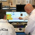 El investigador principal del Proyecto C-Clean Emilio Gómez González y el inspector jefe del grupo Tedax-NRBQ de la Policía