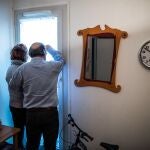 El señor y la señora López posan de espaldas a la cámara en el dormitorio de uno de sus cuatro nietos