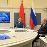 El presidente de Bielorrusia, Alexander Lukashenko, y el presidente de Rusia, Vladimir Putin en una reunión el pasado mes de febrero