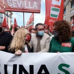 Juan Espadas (c), junto a las secretarias generales de CC OO (2d) y UGT (2 i), el pasado sábado manifestándose por la sanidad pública en Sevilla