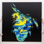 Fotografía cedida por Sotheby's donde aparecen dos empleados de esta casa de subastas mientras cuelgan la obra 'Autorretrato' de Andy Warhol, con un valor entre 15 y 20 millones y ejecutada en 1986, solo nueve meses antes de su muerte. EFE/ Sotheby's