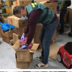 Un agente de la Guardia Civil inspecciona los juguetes