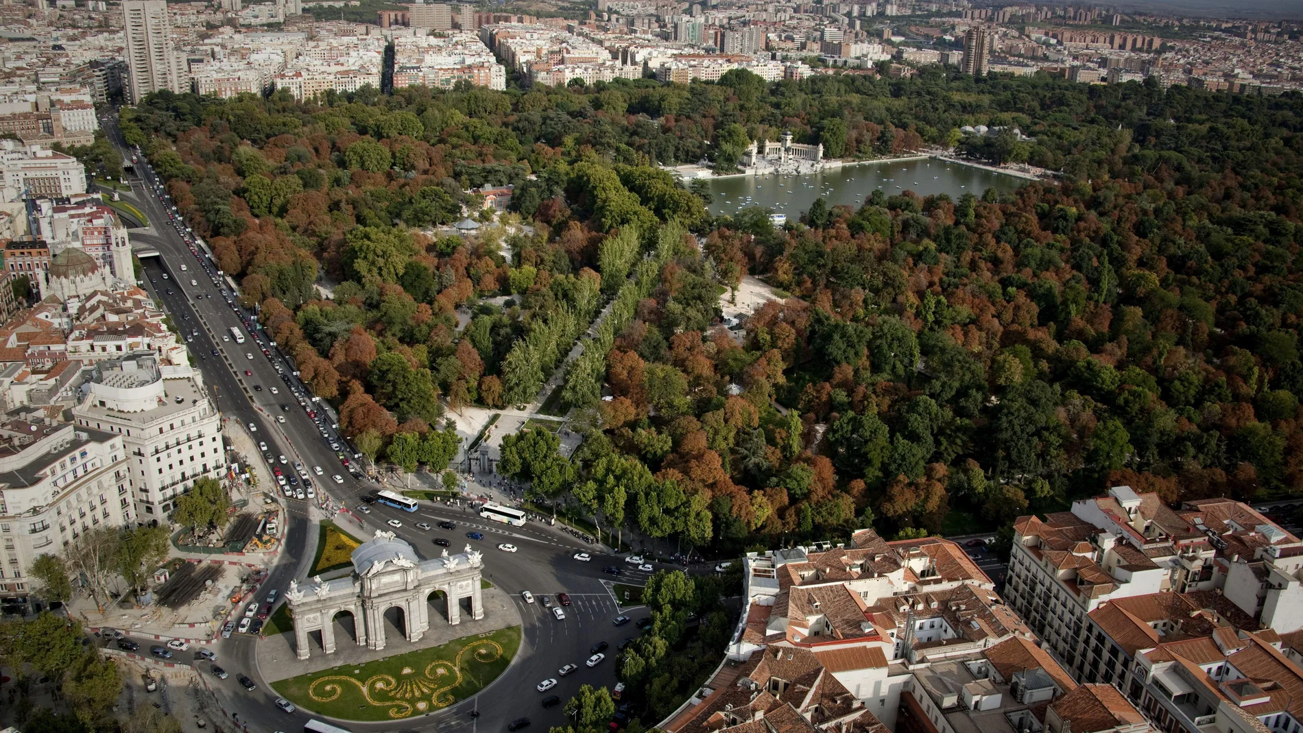 Vista aérea de la Puerta de Alcalá y del parque de El Retiro, zonas emblemáticas de la capital de España