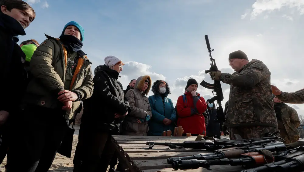Entrenamiento militar abierto para civiles | Fuente: EFE/EPA/SERGEY DOLZHENKO