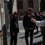 BARCELONA, 20/02/2022.- El artista urbano Tvboy ha pintado a los populares Pablo Casado e Isabel Díaz Ayuso como Brad Pitt y Angelina Jolie en la película "Sr y Sra Smith" en su última obra callejera, que puede verse en la calle Bisbe de Barcelona, a pocos metros del Palau de la Generalitat. EFE/Toni Albir