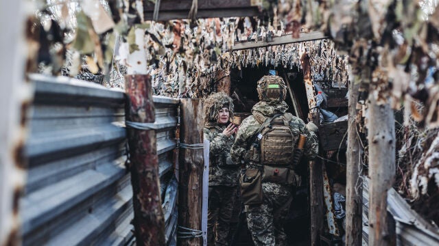 Dos soldados, del ejército ucraniano, conversan en una trinchera en la línea del frente en Avdiivka (Donetsk)