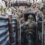 Dos soldados, del ejército ucraniano, conversan en una trinchera en la línea del frente en Avdiivka (Donetsk)