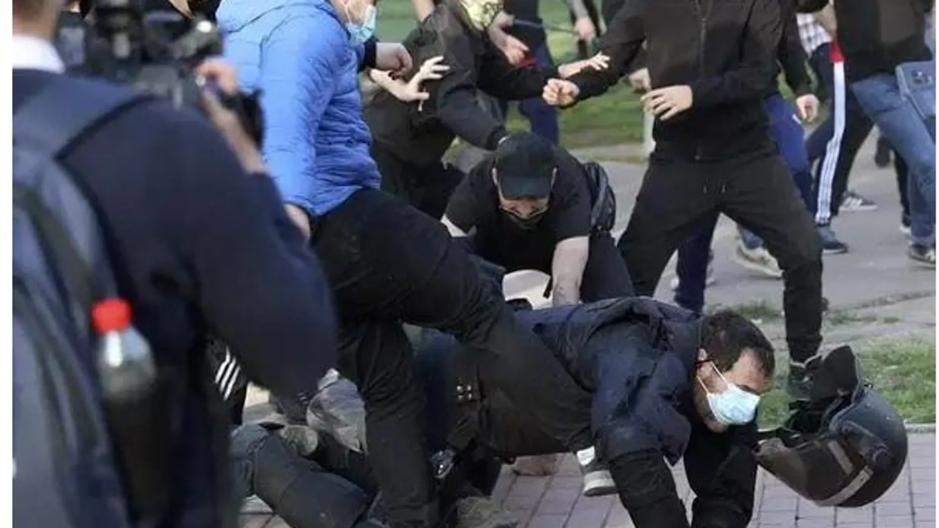 Manifestantes agredes a policías en el barrio de Vallecas de Madrid, durante un acto de Vox. Entre los identificados había personas del entorno de Podemos