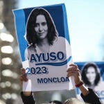 Manifestación de apoyo a Ayuso en la sede del PP en la calle Génova.