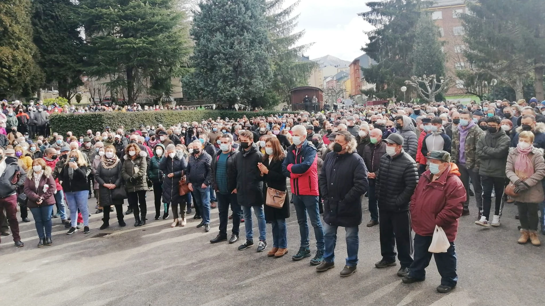 Cientos de vecinos se concentraronn en Villablino (León), para protestar contra la situación sanitaria en el valle de Laciana y organizar laú�blica