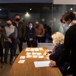 Varias voluntarias recuentan los votos sobre la fusión de las localidades pacenses de Don Benito y Villanueva de la Serena