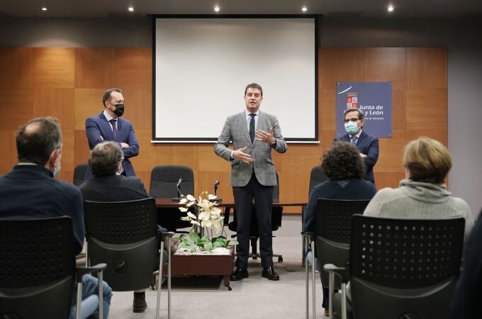El consejero de la Presidencia en funciones, Ángel Ibáñez, agradece, junto a Héctor Palencia y Augusto Cobos, la labor el 13-F a los trabajadores de la Delegación Territorial